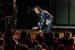 https://static-images.vnncdn.net/vps_images_publish/000001/000003/2026/7/11/photo-by-rick-springfield-on-june-24-2026-may-be-an-image-of-crowd-concert-and-text-1084.jpeg