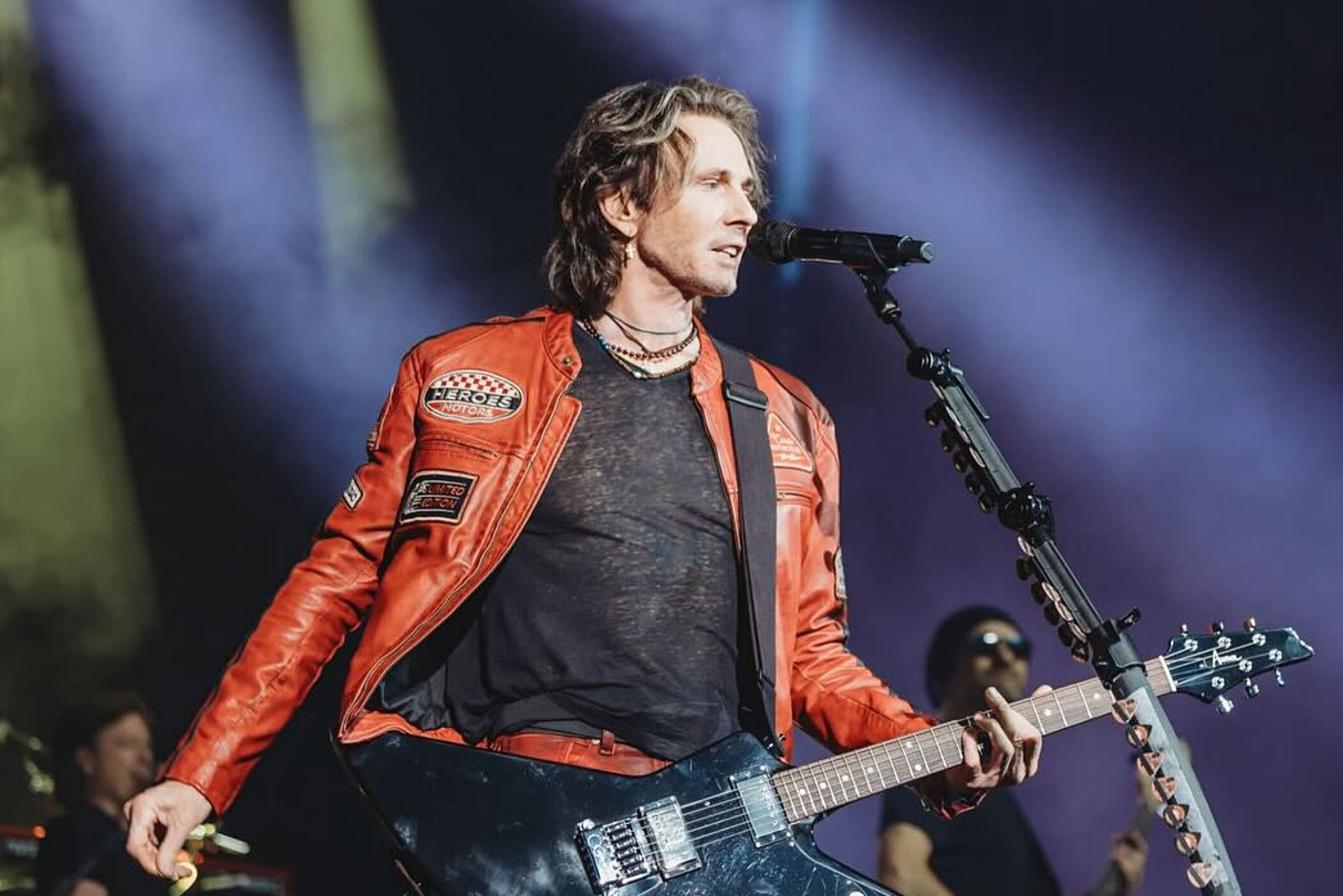 https://static-images.vnncdn.net/vps_images_publish/000001/000003/2026/7/11/photo-by-rick-springfield-on-may-01-2026-may-be-an-image-of-guitar-and-concert-1083.jpeg