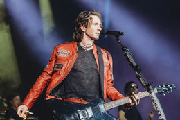 https://static-images.vnncdn.net/vps_images_publish/000001/000003/2026/7/11/photo-by-rick-springfield-on-may-01-2026-may-be-an-image-of-guitar-and-concert-1083.jpeg