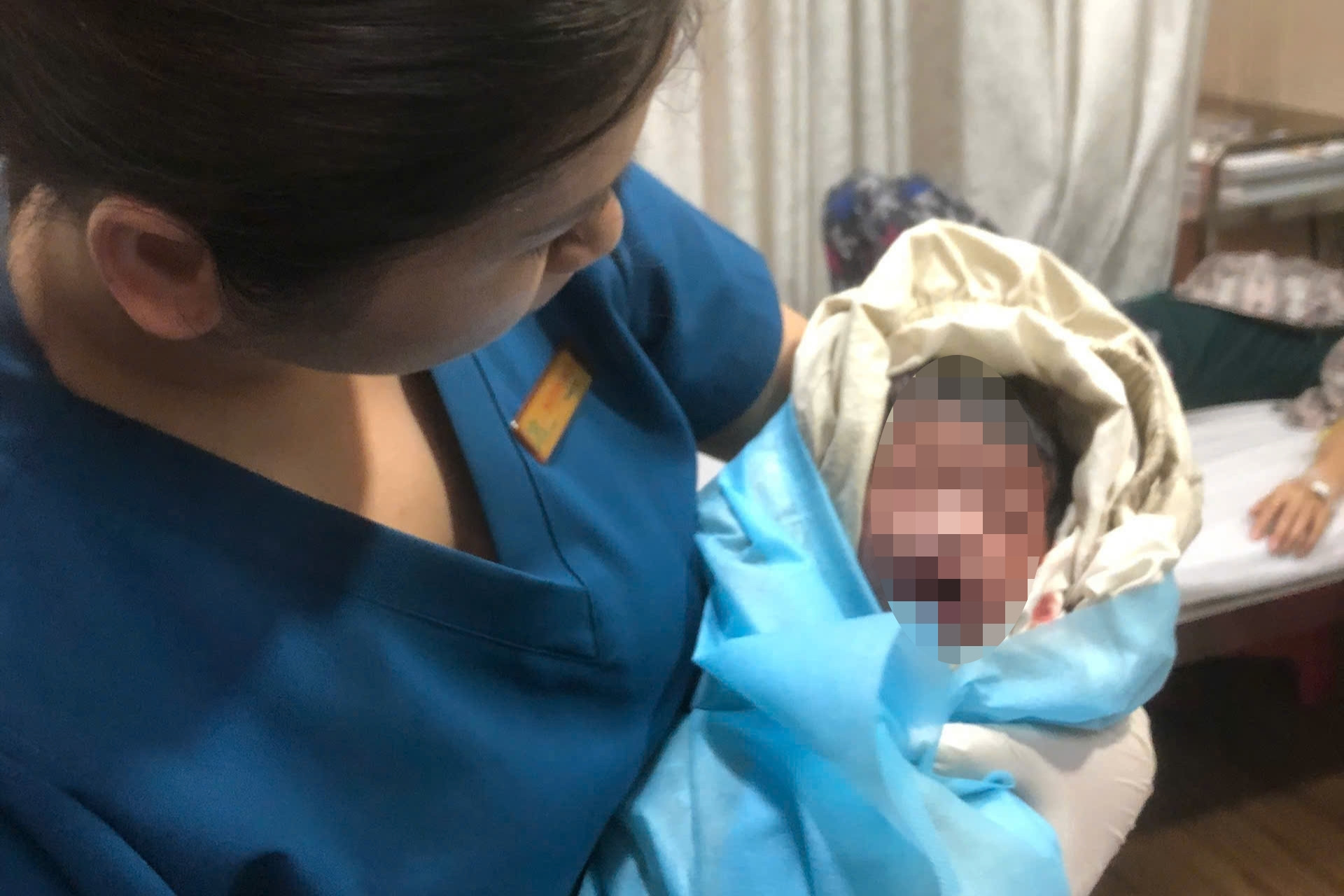 Sản phụ 17 tuổi sinh con trong nhà vệ sinh công ty, bỏ bé vào thùng rác