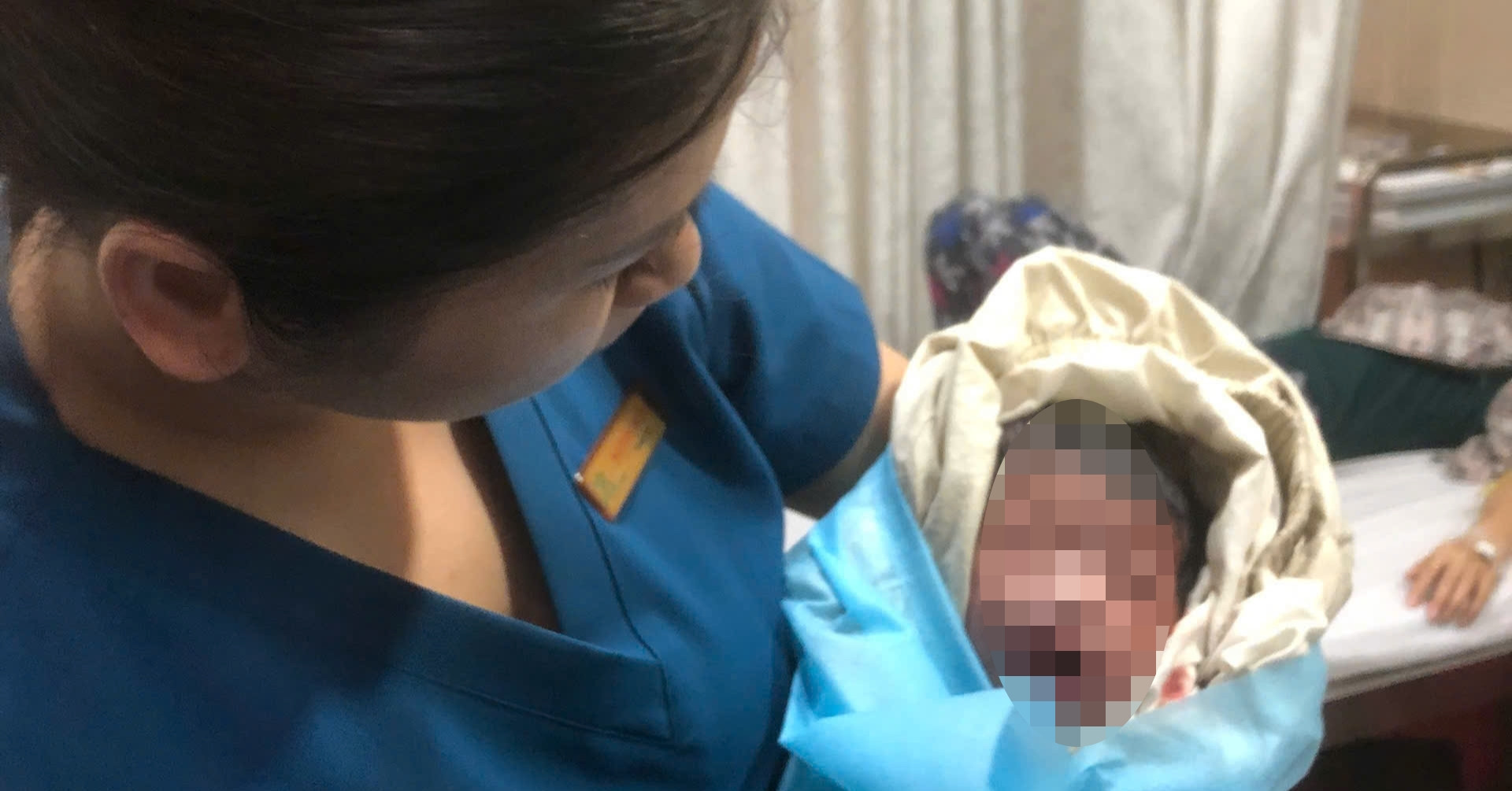 Sản phụ 17 tuổi sinh con trong nhà vệ sinh công...