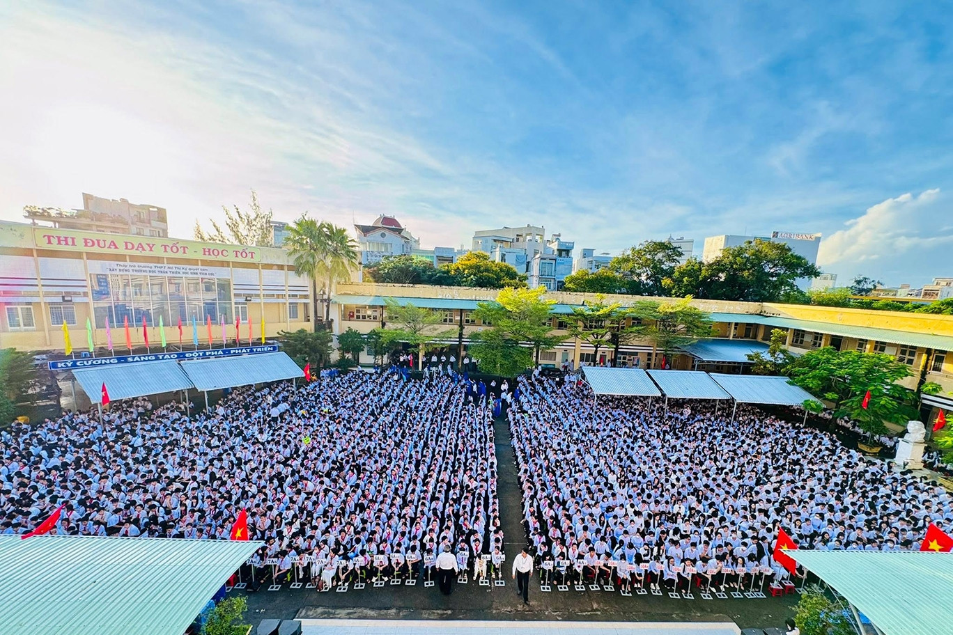Sở GD-ĐT Cà Mau xác minh phản ánh thí sinh dùng điện thoại khi thi tốt nghiệp