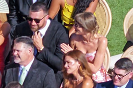 https://static-images.vnncdn.net/vps_images_publish/000001/000003/2026/7/11/taylor-swift-travis-kelce-juju-wedding-071026-1-cea9f4f187224c97b34543e76c5cdaad-871.jpg