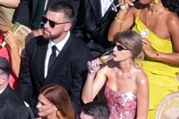 https://static-images.vnncdn.net/vps_images_publish/000001/000003/2026/7/11/taylor-swift-travis-kelce-juju-wedding-071026-10-63770957e5a1458f9266776c55a974fd-870.jpg