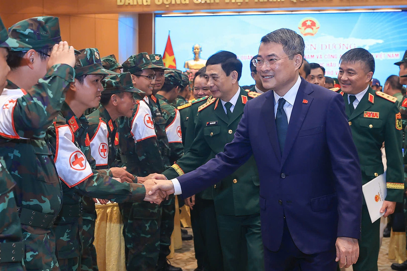 Thủ tướng: Giữa đổ nát, Việt Nam mang đến hy vọng, nghĩa tình