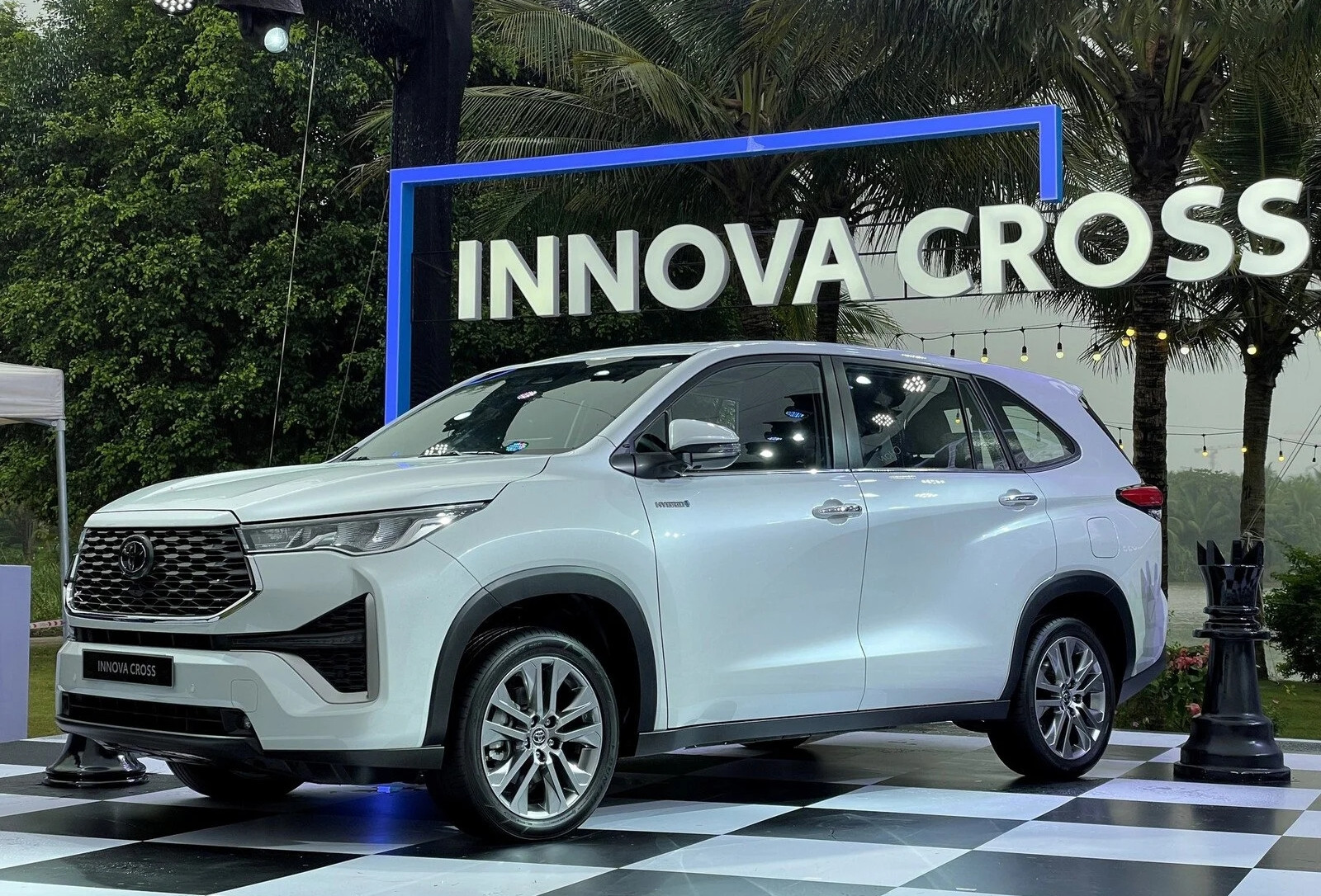 Top 10 xe bán chạy tháng 6: Toyota Innova Cross gây bất ngờ dẫn đầu nhóm xe xăng