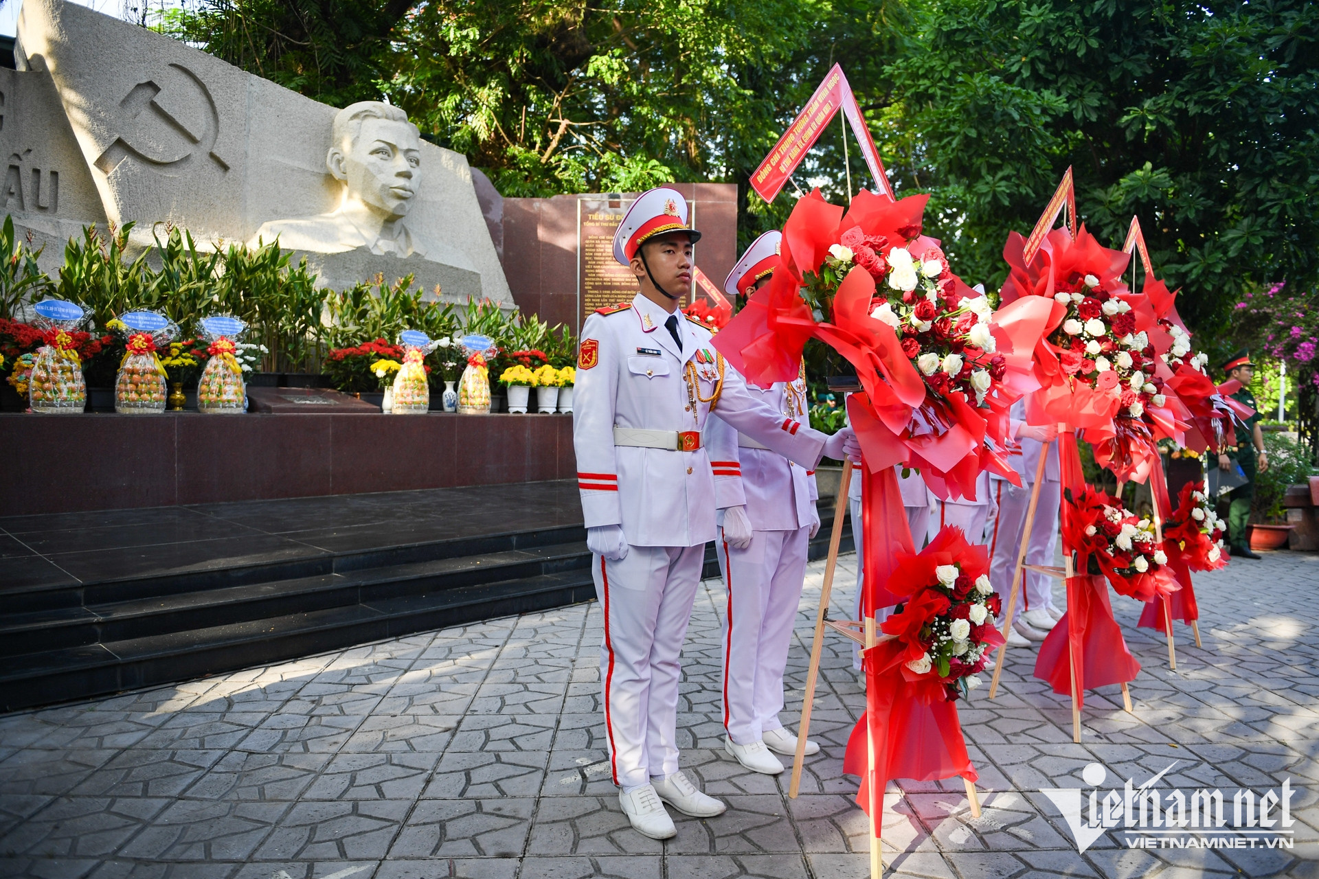 W-hài cốt liệt sĩ Lê Thị Riêng   nguyễn huế.jpg