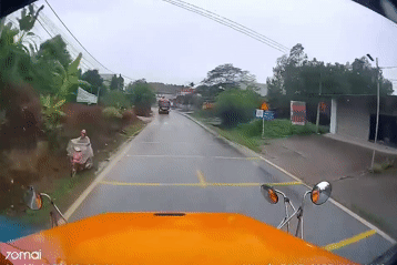 Xe container mất lái, suýt tông vào nhà dân ven đường khi tránh xe ngược chiều