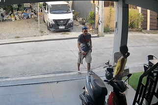 Xe van tự trôi vào nhà như 'ma làm', tài xế chết lặng đứng nhìn