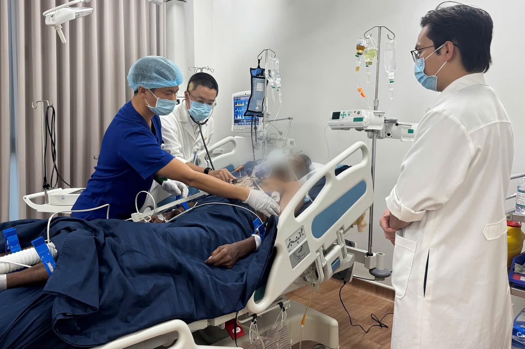 Bác sĩ BV Chợ Rẫy bay ra Phú Quốc cứu nạn nhân nguy kịch vụ lật ca nô