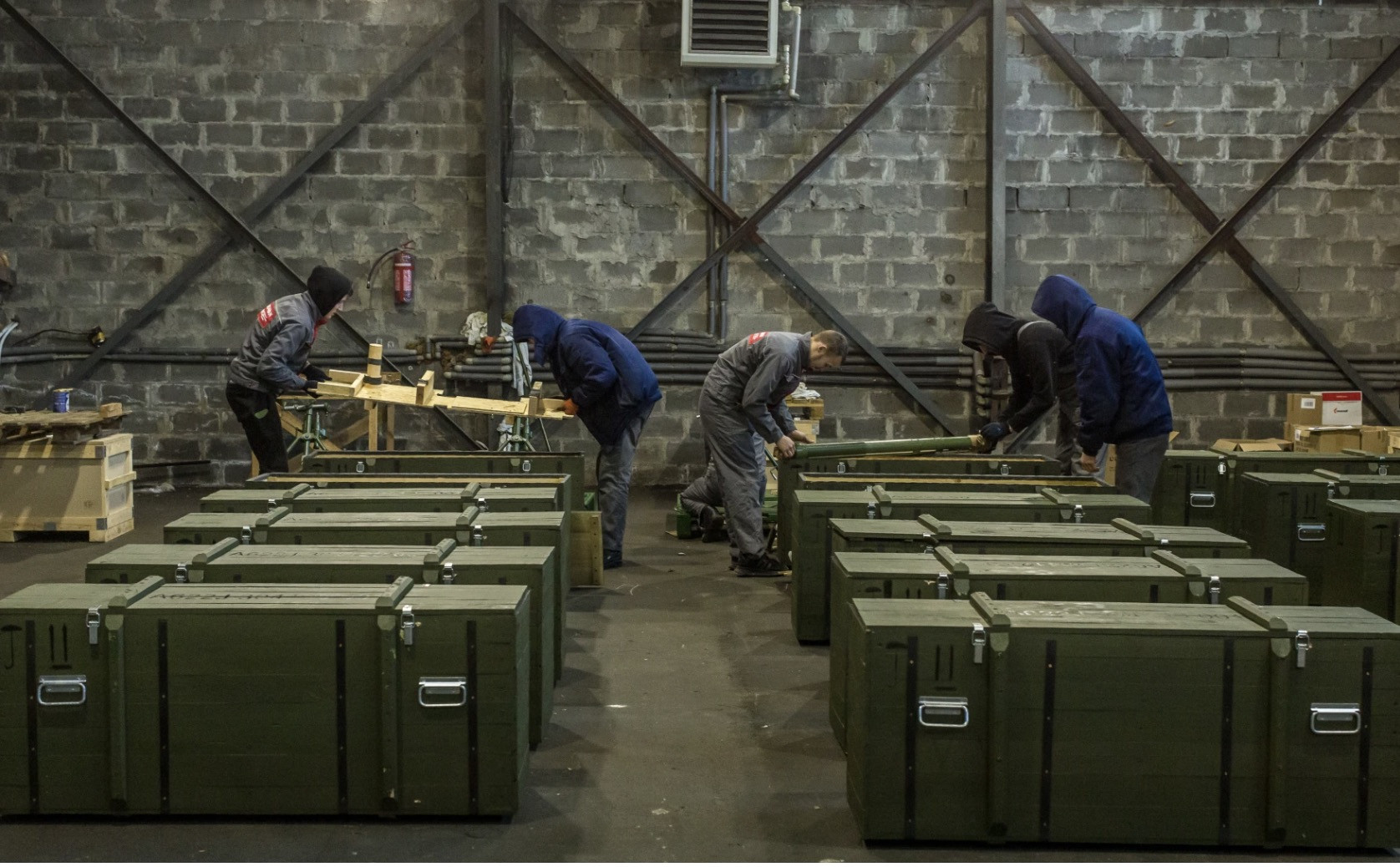 Các công nhân Ukraine đóng gói bệ phóng súng cối trong một xưởng lắp ráp. Ảnh: NPR