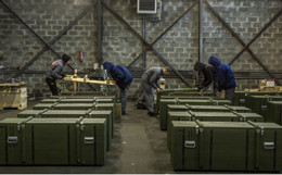 Các công nhân Ukraine đóng gói bệ phóng súng cối trong một xưởng lắp ráp. Ảnh: NPR