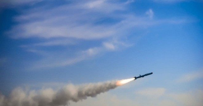 Iran tập kích hàng loạt mục tiêu ở Vùng Vịnh, nói Mỹ phải &amp;apos;trả giá&amp;apos;