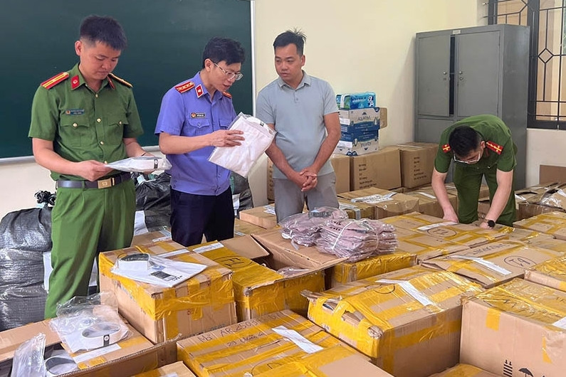 Khởi tố người đàn ông làm giả 16.000 sản phẩm thời trang, bán cho hơn 20 cửa hàng