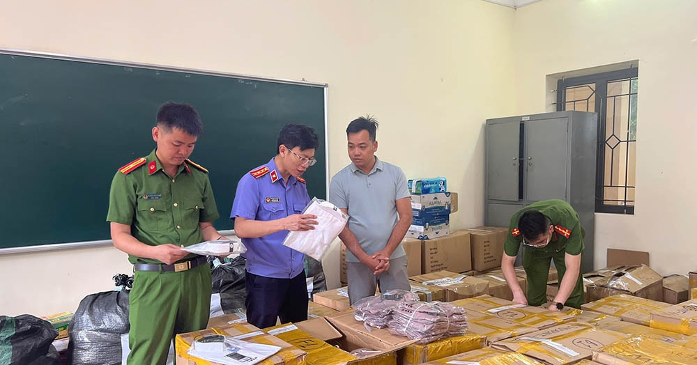 Khởi tố người đàn ông làm giả 16.000 sản phẩm thời trang, bán cho hơn 20 cửa hàng
