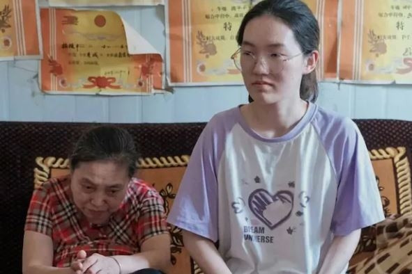Không điện thoại, không học thêm, nữ sinh nghèo đạt điểm đại học gần tuyệt đối