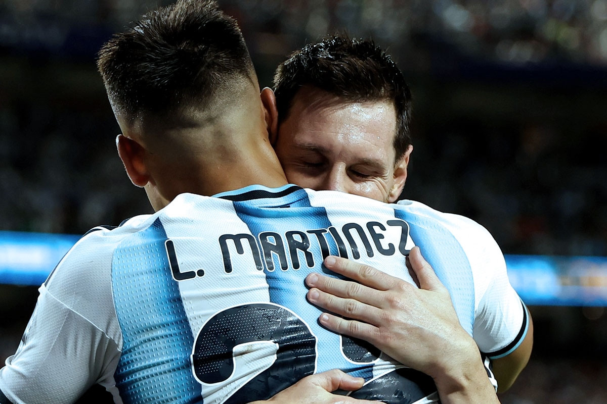 Messi và Argentina lập một loạt kỷ lục khi thắng Thụy Sĩ