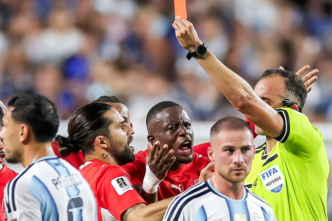 Người Thụy Sĩ phẫn nộ với trọng tài, FIFA ưu ái Argentina