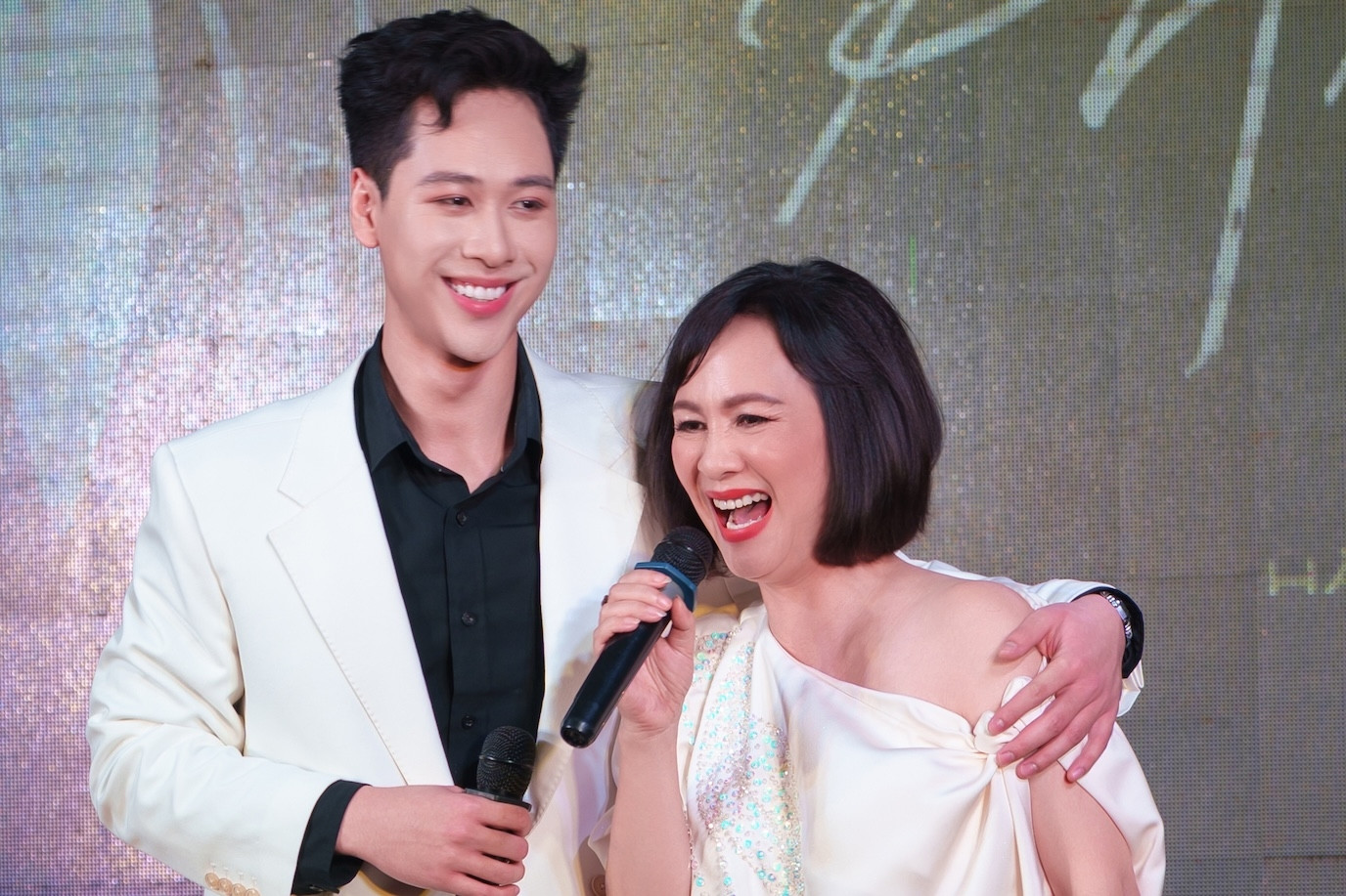 Thượng tá - NSƯT Thanh Tâm hạnh phúc khoe con trai diễn viên 1m83 lấn sân ca sĩ