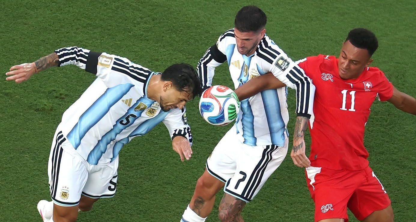 Argentina thắng nghẹt thở Thụy Sĩ, chạm trán ĐT Anh ở bán kết