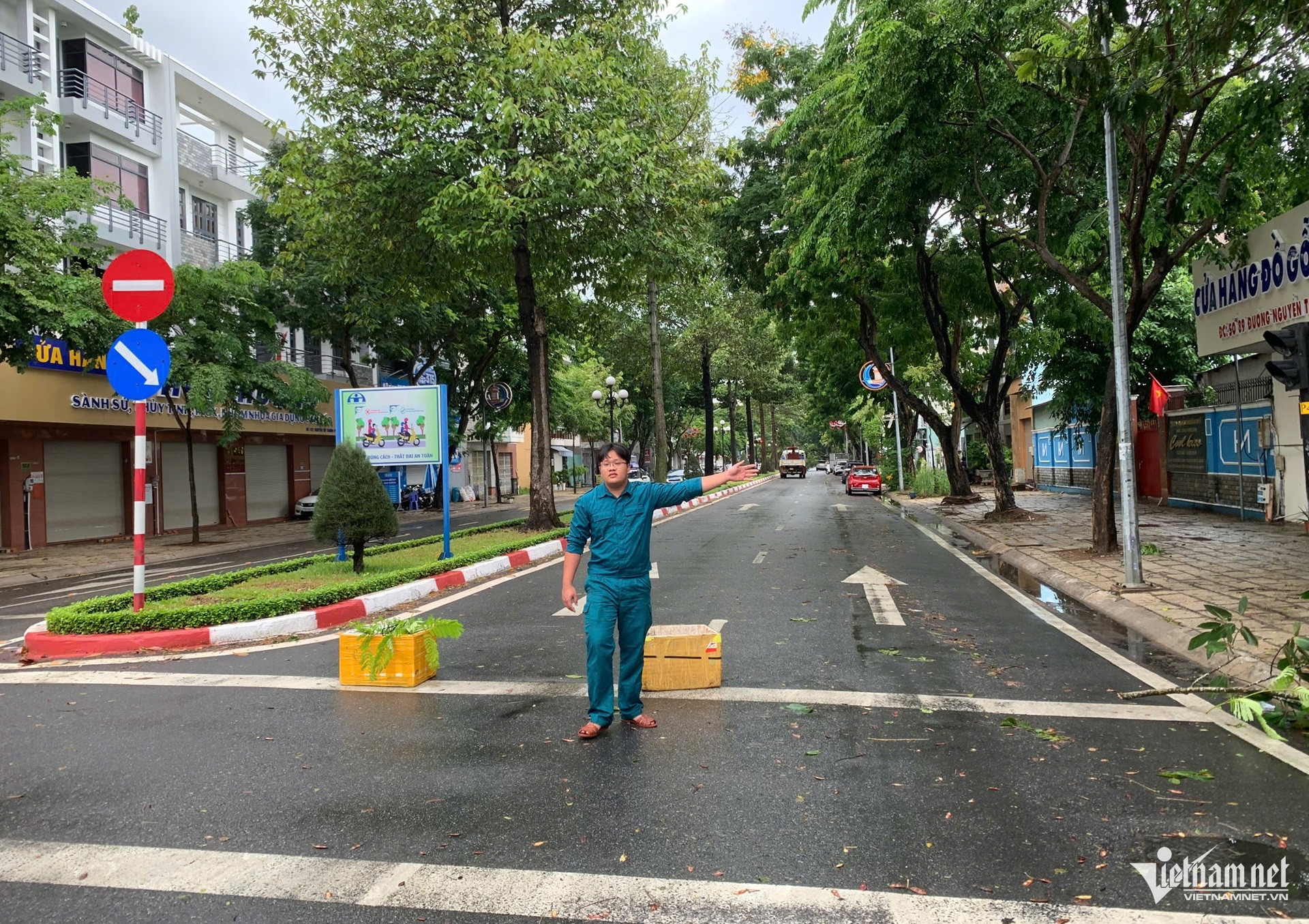 https://static-images.vnncdn.net/vps_images_publish/000001/000003/2026/7/12/w-mua-gio-lon-quat-nga-nhieu-cay-xanh-de-trung-o-to-o-tphcm3-1904.jpg