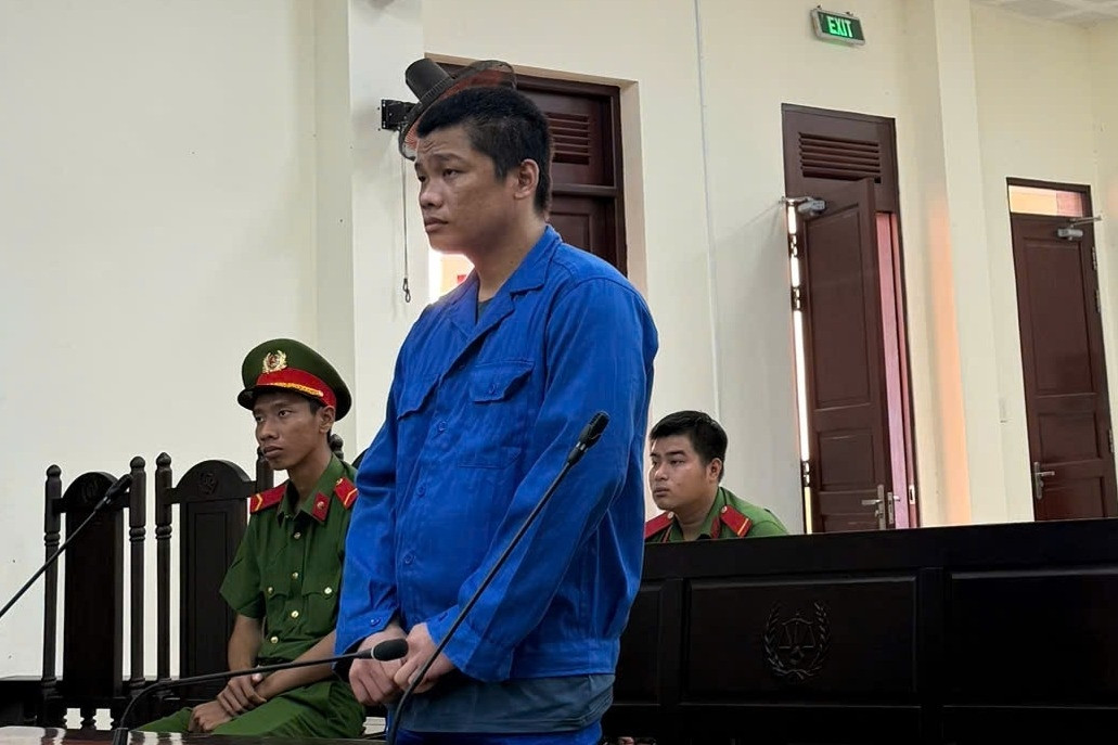 Bé trai 7 tuổi ngủ gầm cầu thang bệnh viện và chuỗi ngày bị cha ép bán vé số, bạo hành