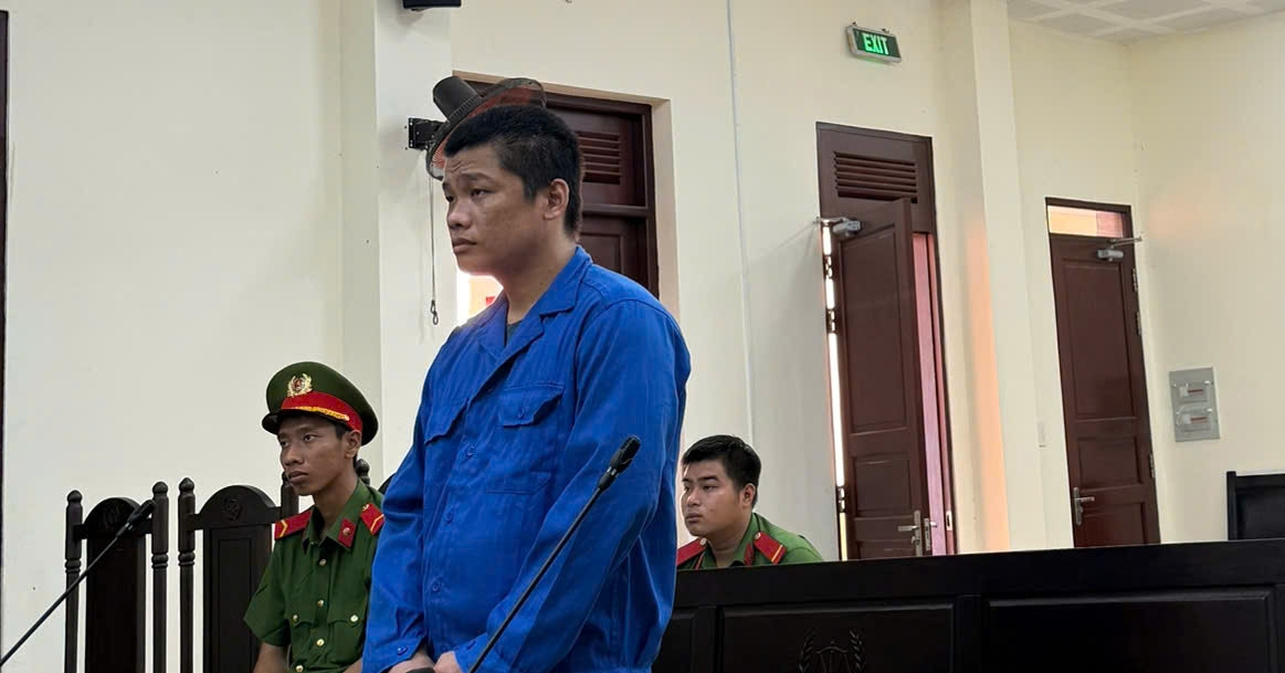 Bé trai 7 tuổi ngủ gầm cầu thang bệnh viện và chuỗi ngày bị cha ép bán vé số, bạo hành