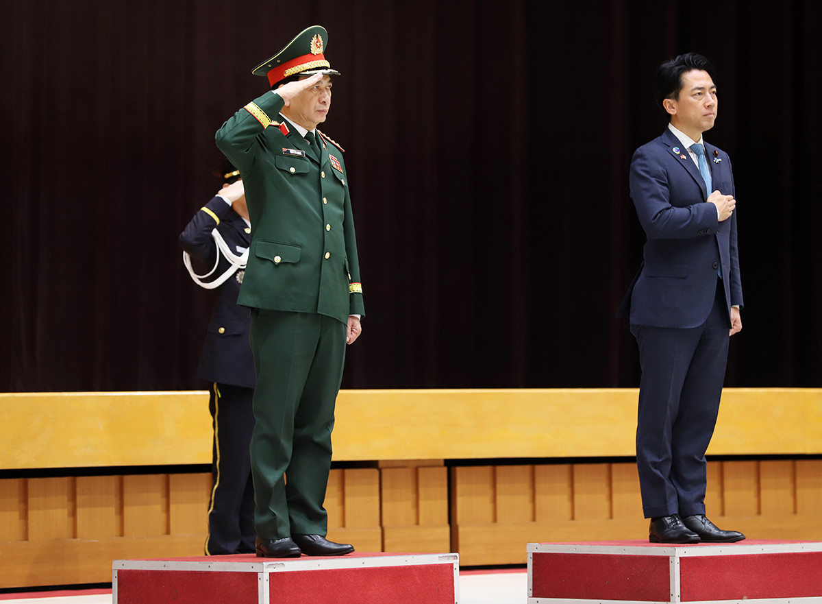 Bộ trưởng Bộ Quốc phòng Nhật Bản Koizumi Shinjiro chủ trì lễ đón chính thức Đại tướng Phan Văn Giang.