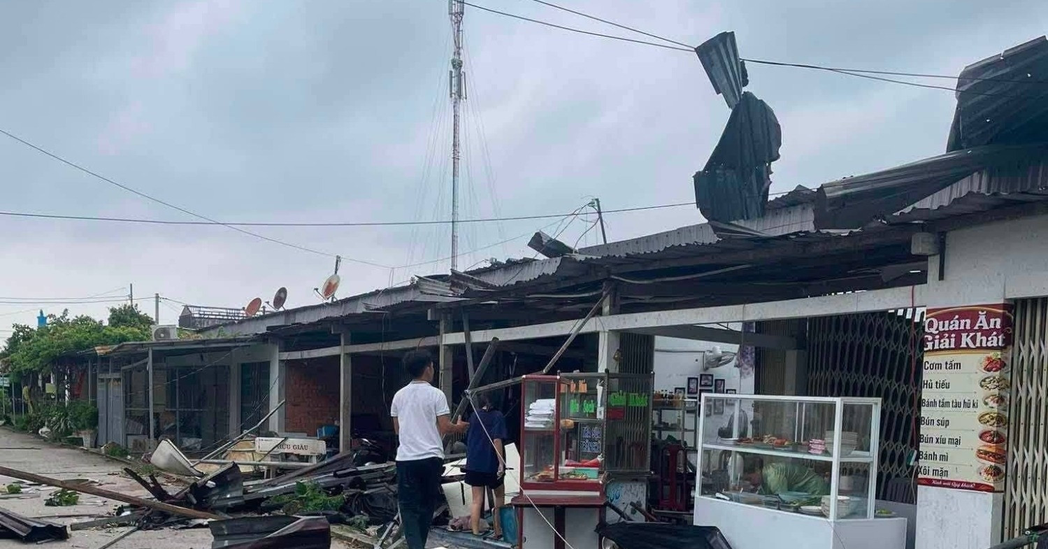 Cảnh lốc xoáy quét qua, hàng chục mái nhà bị cuốn phăng