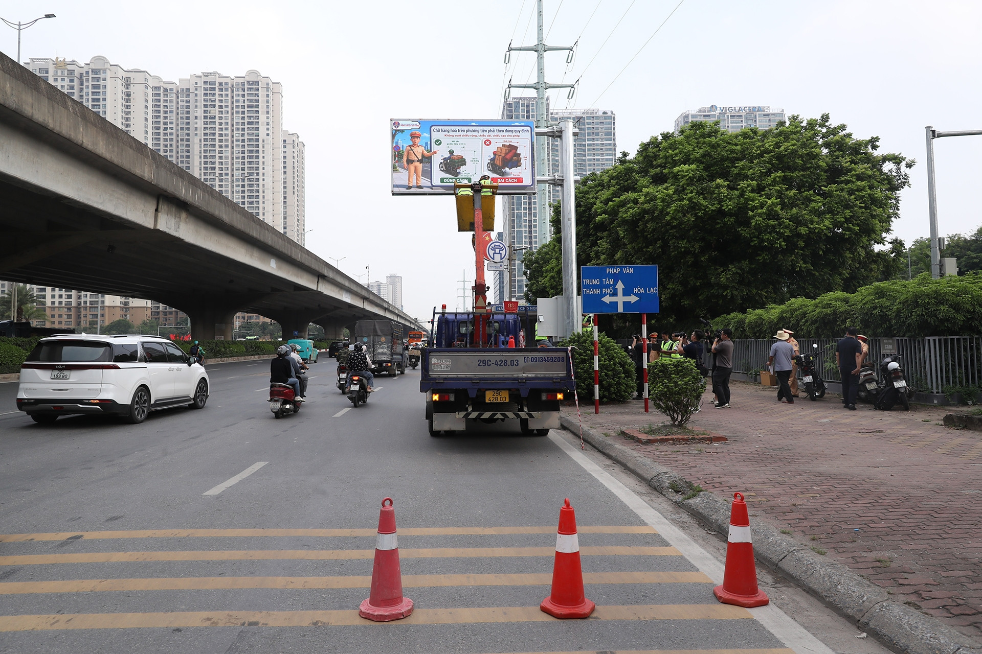 Công an Hà Nội lắp 36 màn hình LED để thông báo ùn tắc, ngập úng