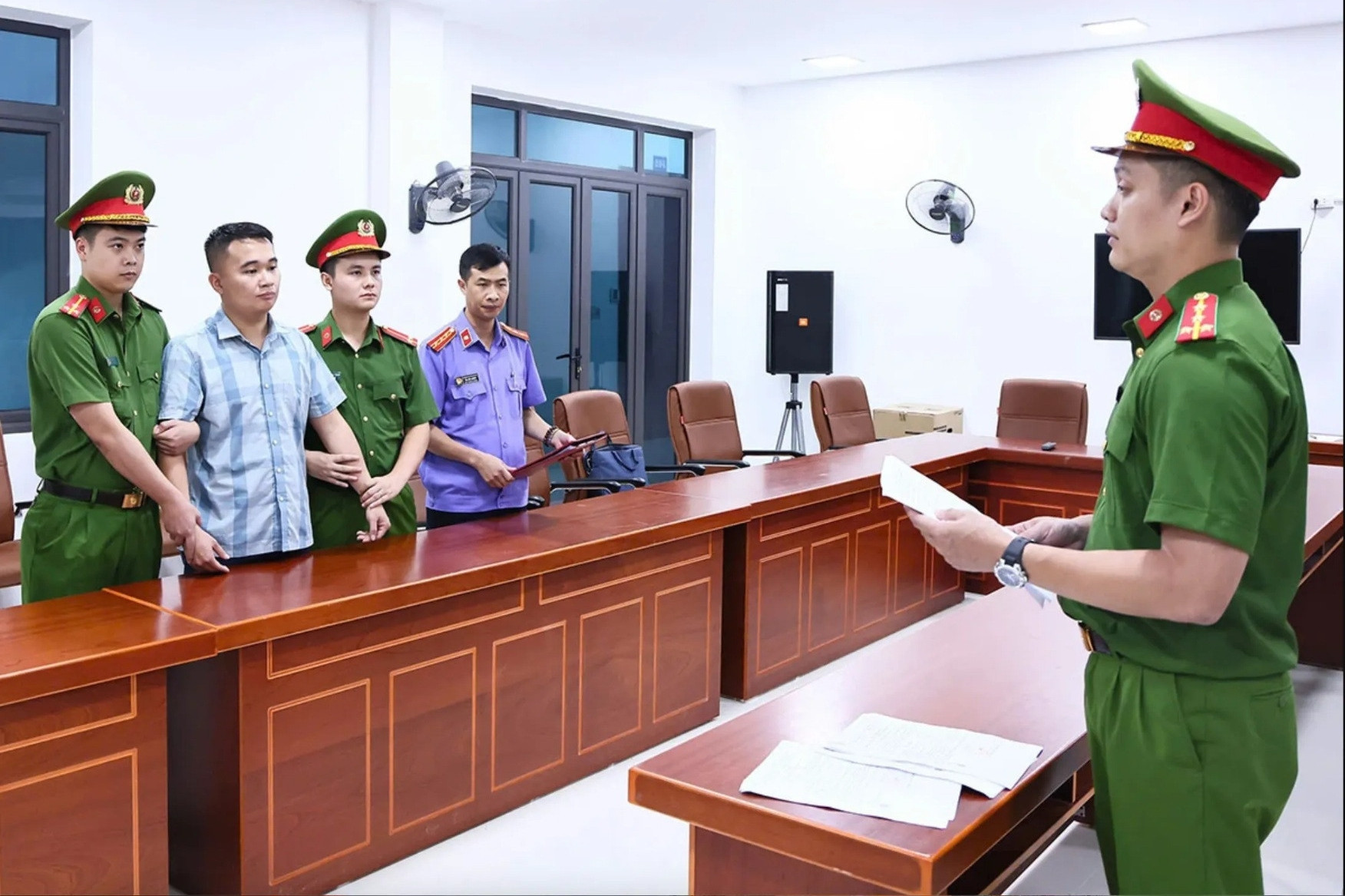 Diễn biến từ dải 147 điểm 10 Toán Trường Chuyên Tuyên Quang đến khởi tố 19 bị can