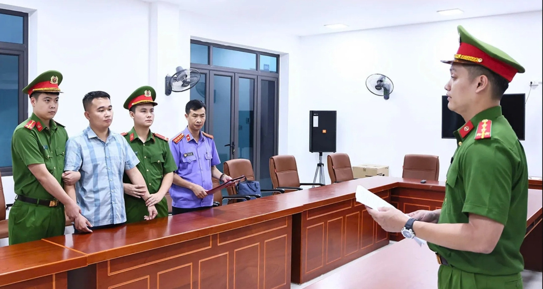 Diễn biến từ dải 147 điểm 10 Toán Trường Chuyên Tuyên Quang đến khởi tố 19 bị can