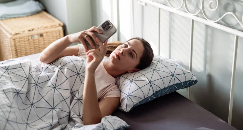 Điều gì xảy ra với cơ thể bạn khi mỗi sáng ngủ dậy đã lướt điện thoại?