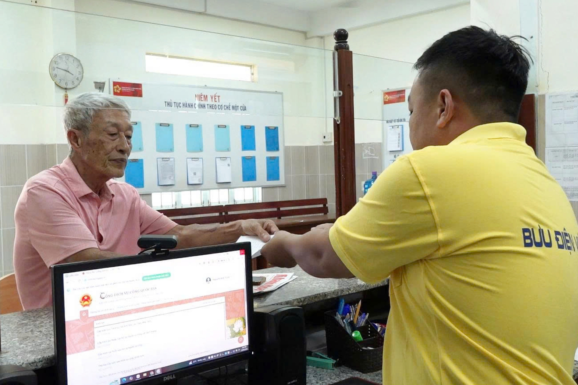 Khánh Hòa: Nhân viên Bưu điện hướng dẫn người dân nộp hồ sơ hành chính công