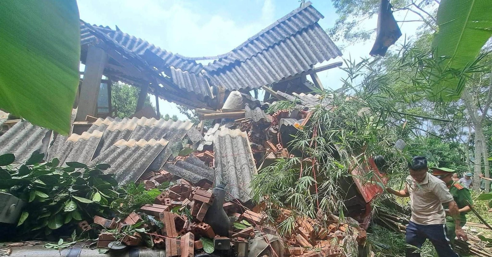 Khoảnh khắc cuối cùng của ô tô đầu kéo mất phanh lao vào nhà dân, 1 người tử vong