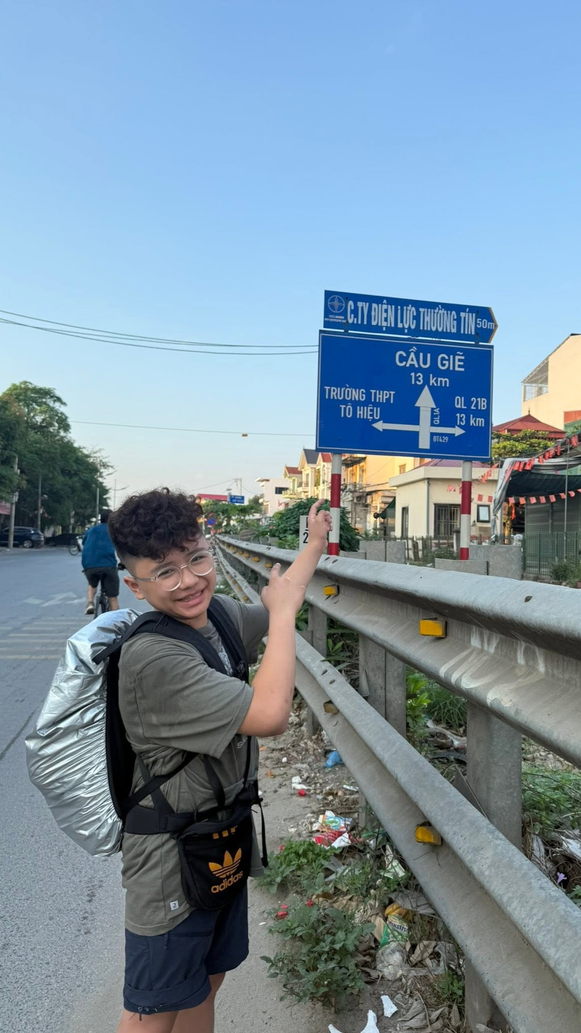 https://static-images.vnncdn.net/vps_images_publish/000001/000003/2026/7/13/me-giao-vien-cung-con-nghi-he-chang-giong-ai-di-bo-45-ngay-xuyen-mien-trung-1893.jpg