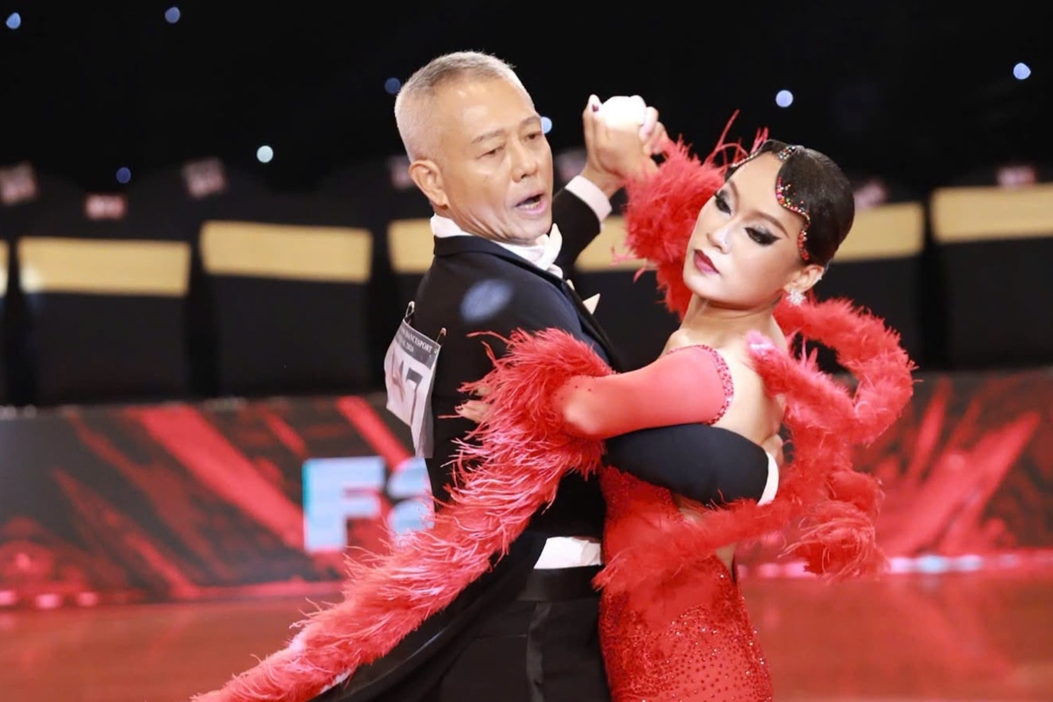 Ở tuổi 65, 'giáo sư quần đùi' Trương Nguyện Thành giành 3 huy chương dancesport