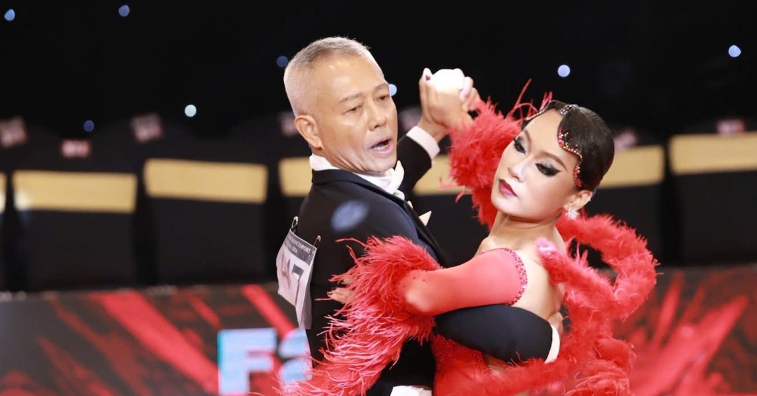 Ở tuổi 65, &amp;apos;giáo sư quần đùi&amp;apos; Trương Nguyện Thành giành 3 huy chương dancesport