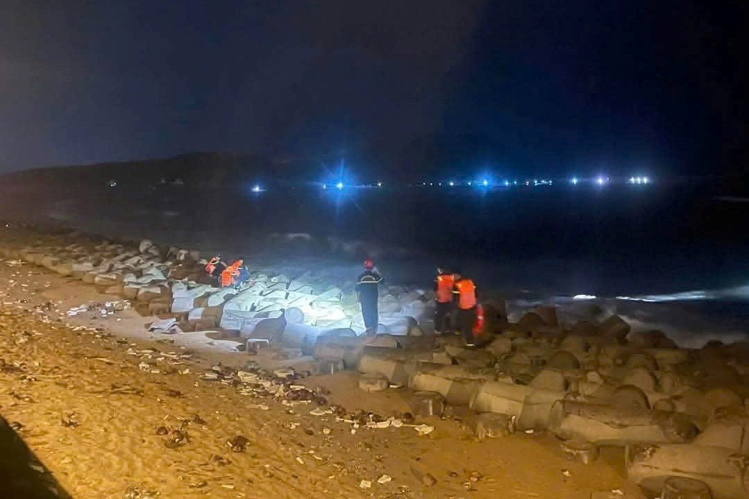 Tắm biển lúc có sóng lớn, bà ngoại và người hàng xóm tử vong, bé trai 5 tuổi mất tích