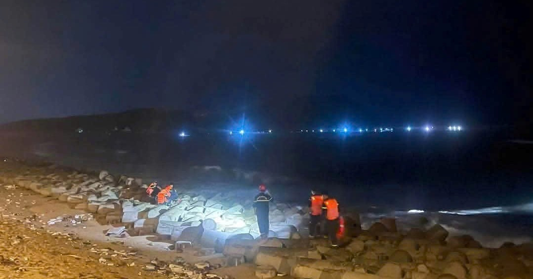 Tắm biển lúc có sóng lớn, bà ngoại và người hàng xóm tử vong, bé trai 5 tuổi mất tích