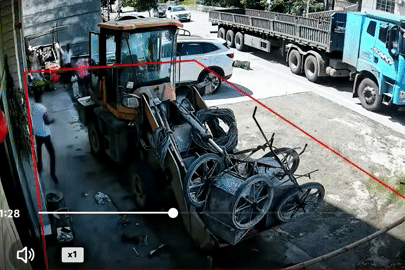 Thót tim cảnh xe bồn mất lái lao vào khu dân cư, nhiều người may mắn thoát nạn