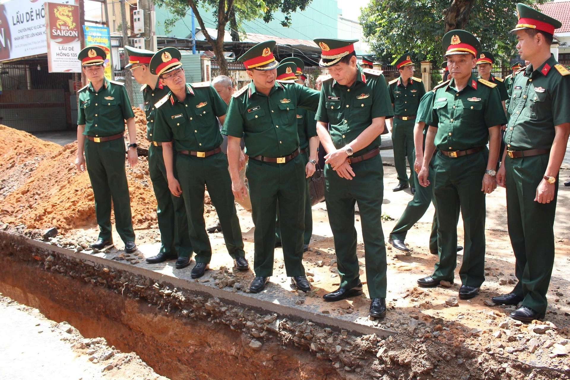 Thứ trưởng Bộ Quốc phòng kiểm tra công tác tìm kiếm hài cốt liệt sĩ ở Quảng Ngãi