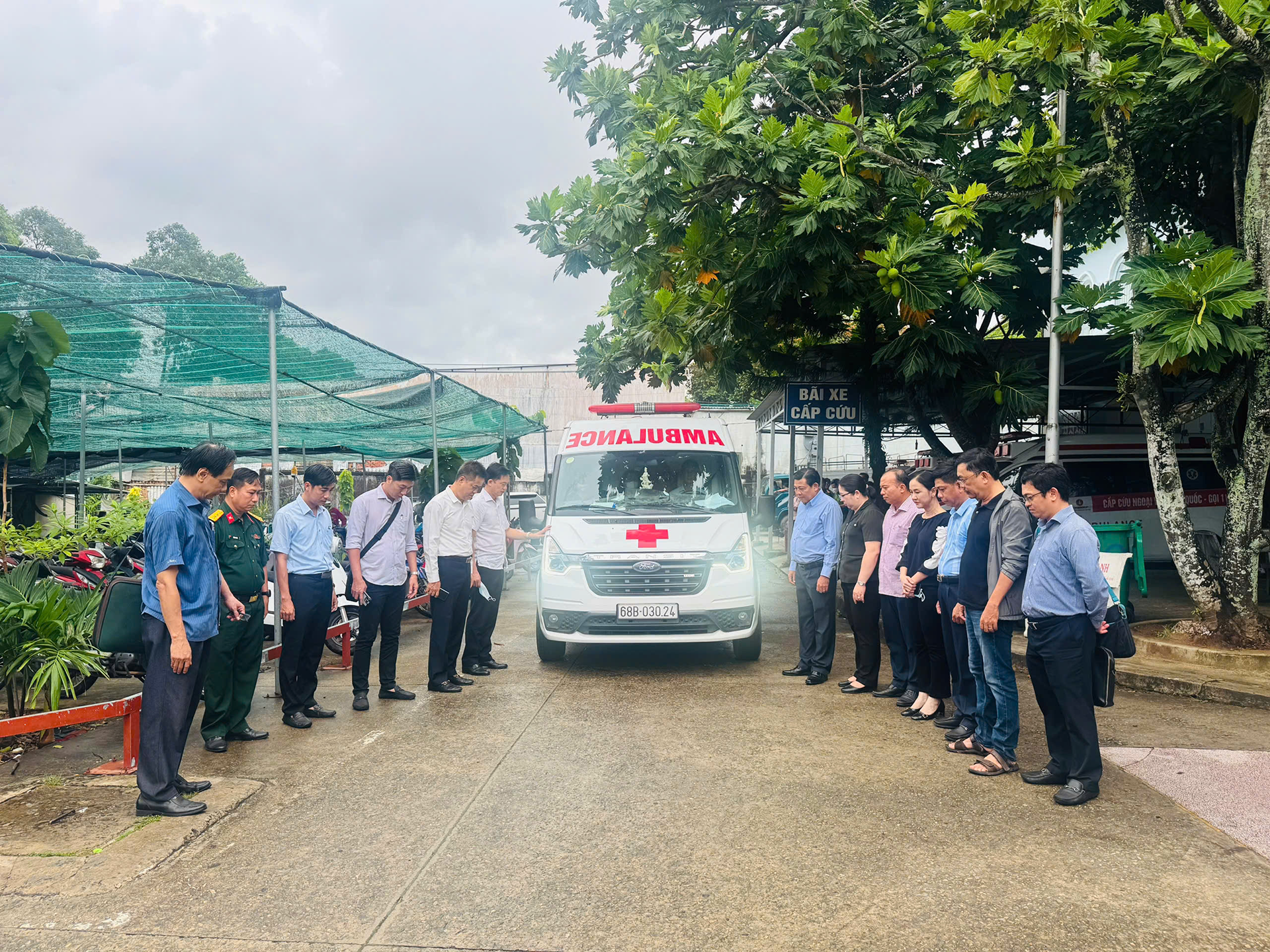 tiễn các thi thể về đất liền.png
