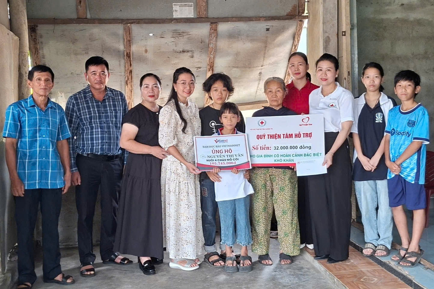 Trao hơn 105 triệu đồng đến bà U70 gồng gánh nuôi 4 cháu mồ côi ở Quảng Trị