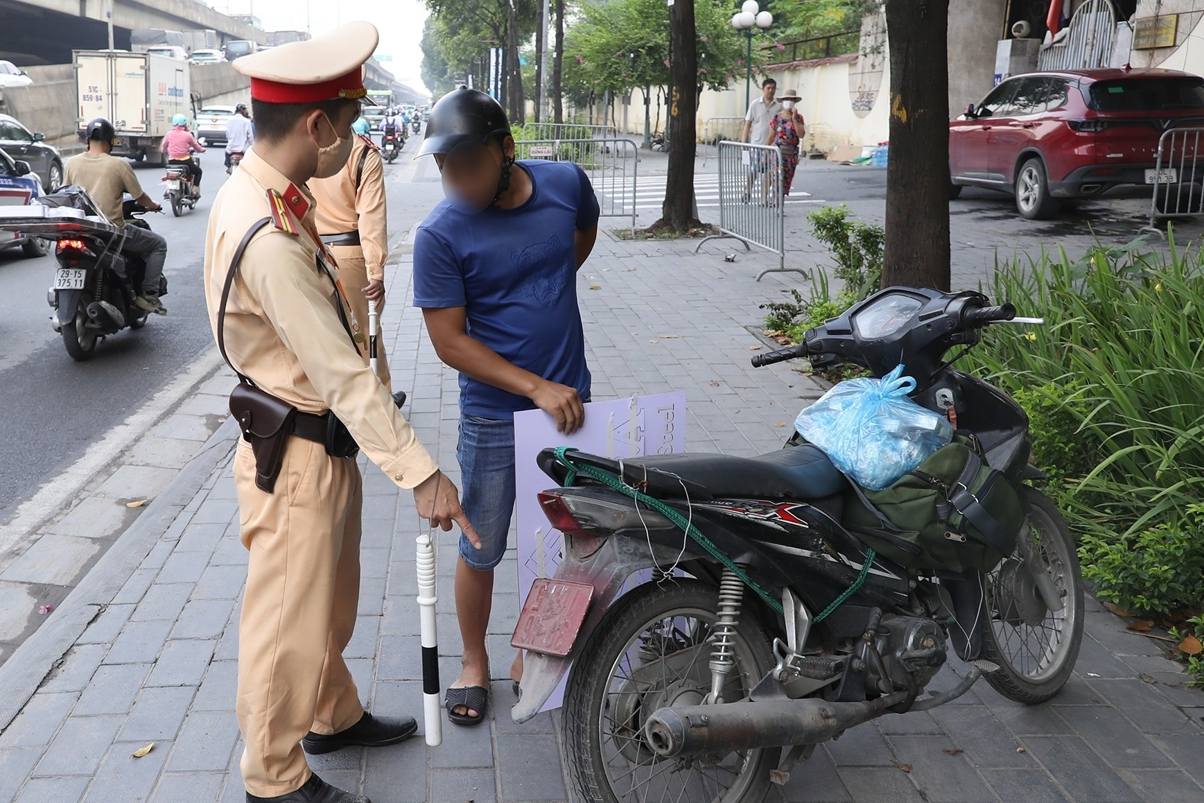 Tài xế Hà Nội xịt sơn đỏ biển số để né phạt nguội: Thực trạng và xử lý từ CSGT