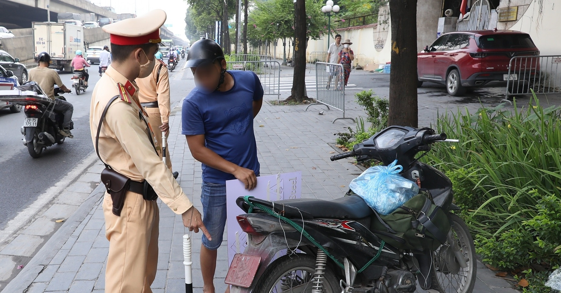 Xịt sơn đỏ biển số xe để 'né' phạt nguội, tài xế ở Hà Nội trần tình: 'Không rõ ai làm'