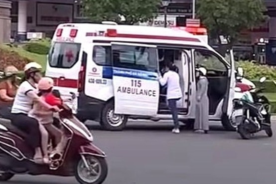 Khoảnh khắc xe cấp cứu dừng giữa đường cứu bé trai thu hút hàng nghìn lượt thích