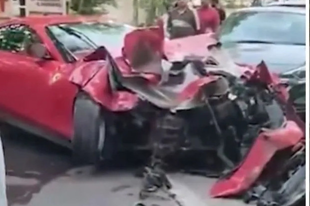 Siêu xe Ferrari Roma chục tỷ nát đầu vì phóng nhanh đâm vào cổng chung cư