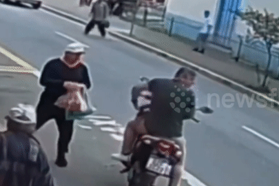 Tên cướp ngã sấp mặt sau cú ngáng chân của người đi đường