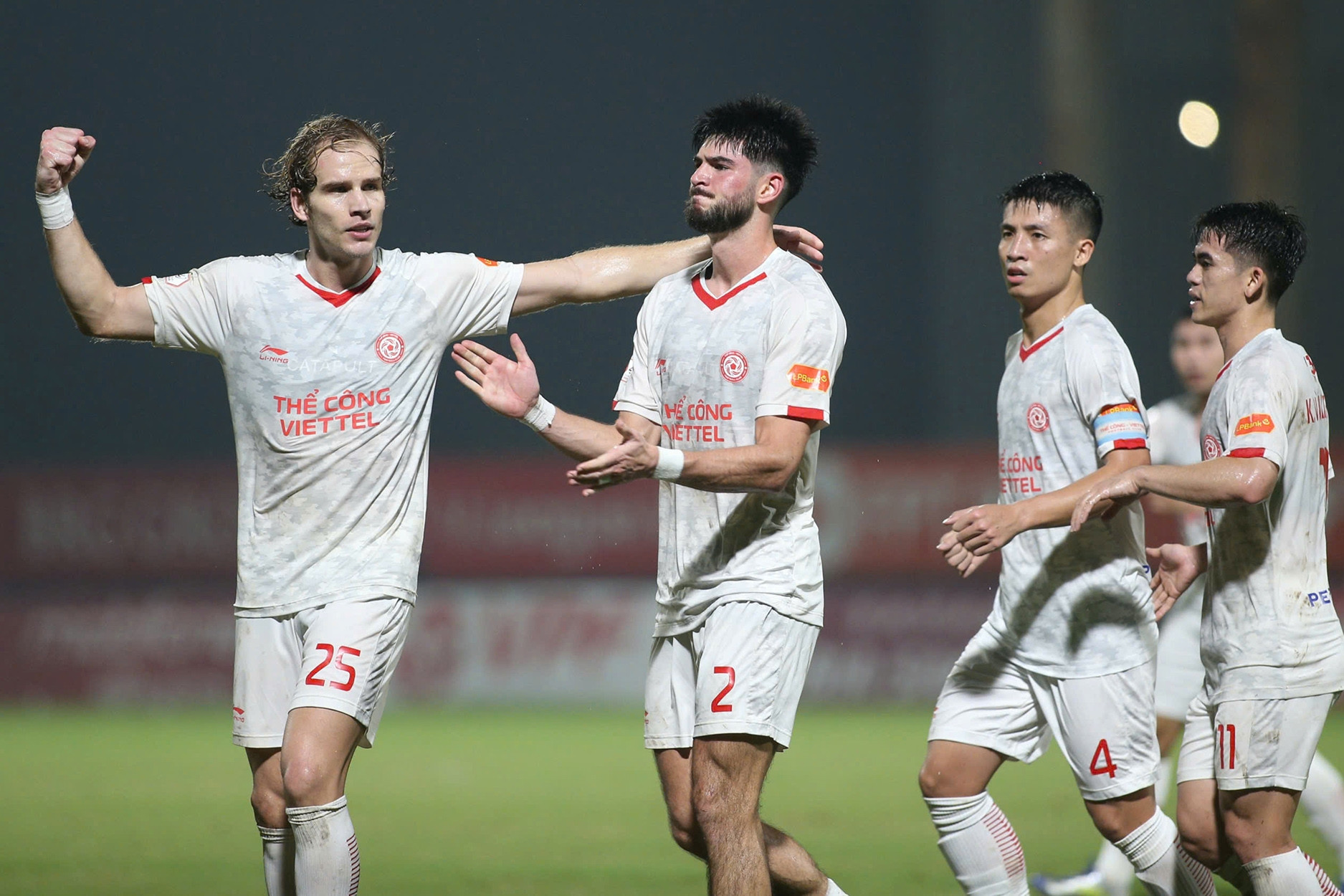 Thể Công Viettel giữ chân 2 ngoại binh, quyết vô địch V-League